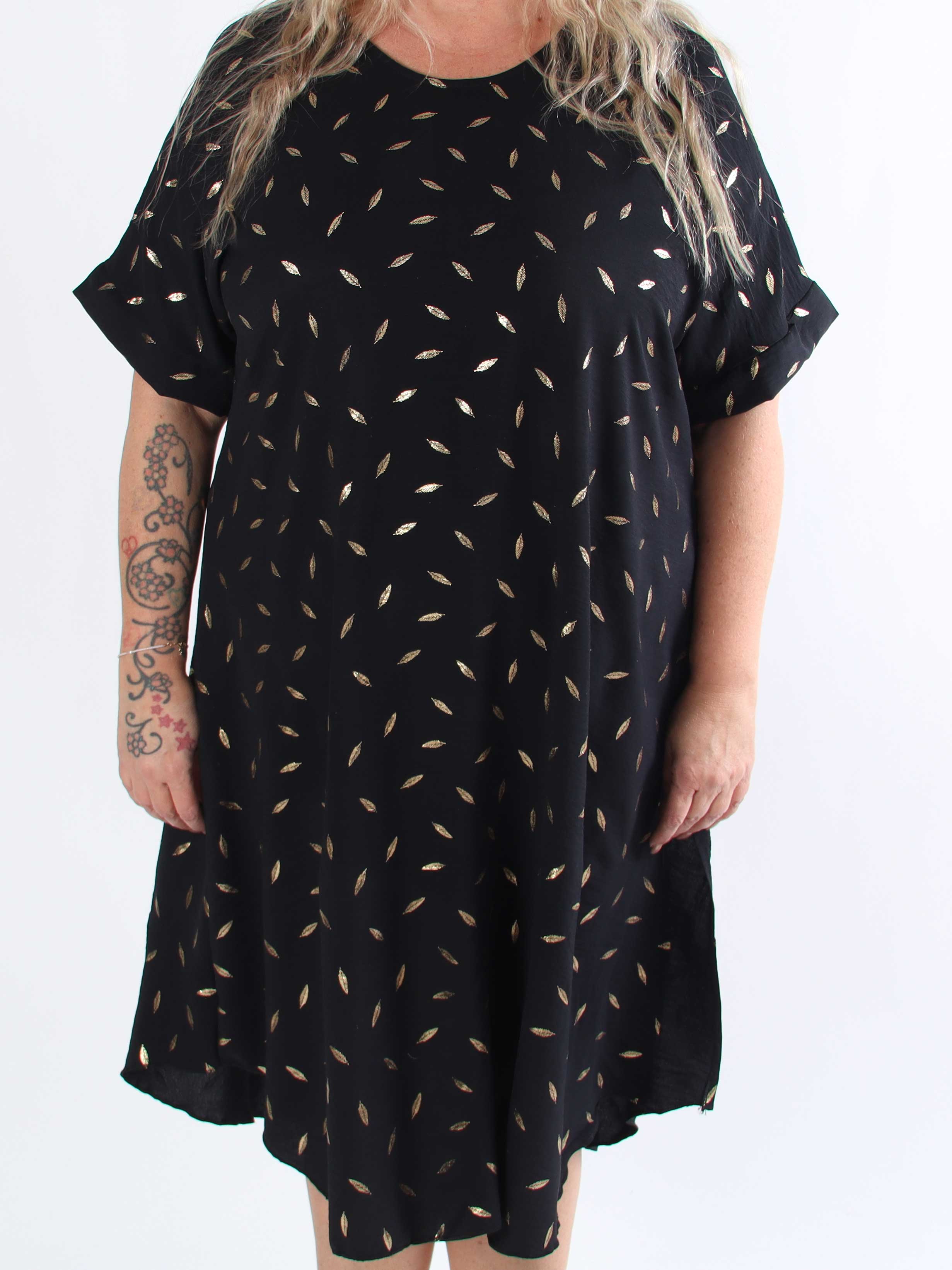 Valentina - Sød plus size kjole detaljeret med fine guld blade